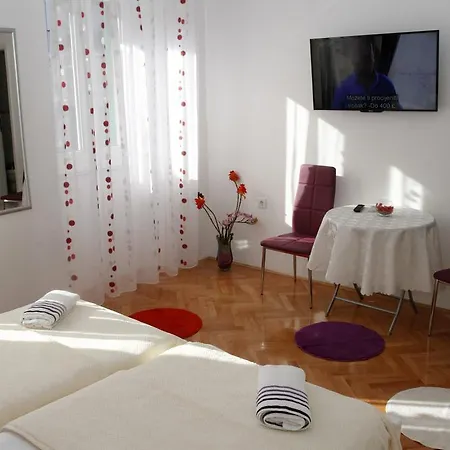 Miletic Near The Palace Gostinjska kuća 3*